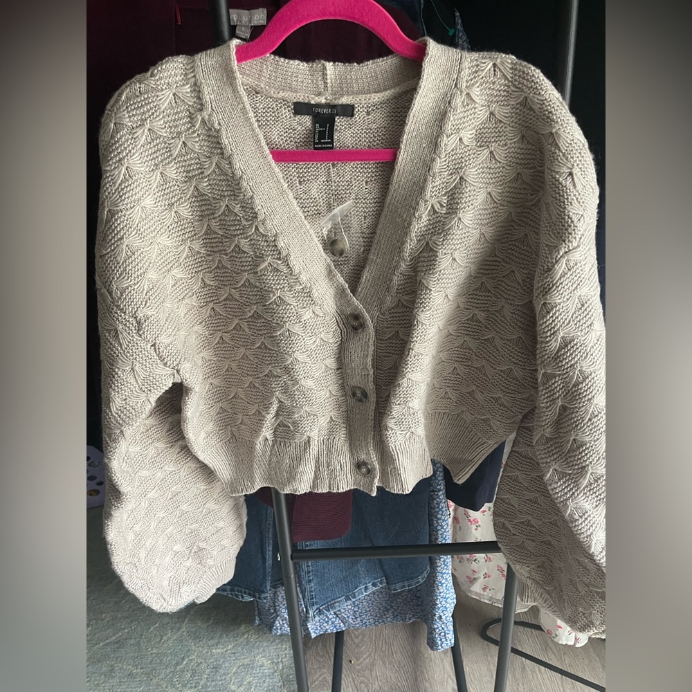 Forever 21 Beige Textured Cardigan cropped. So Cute.